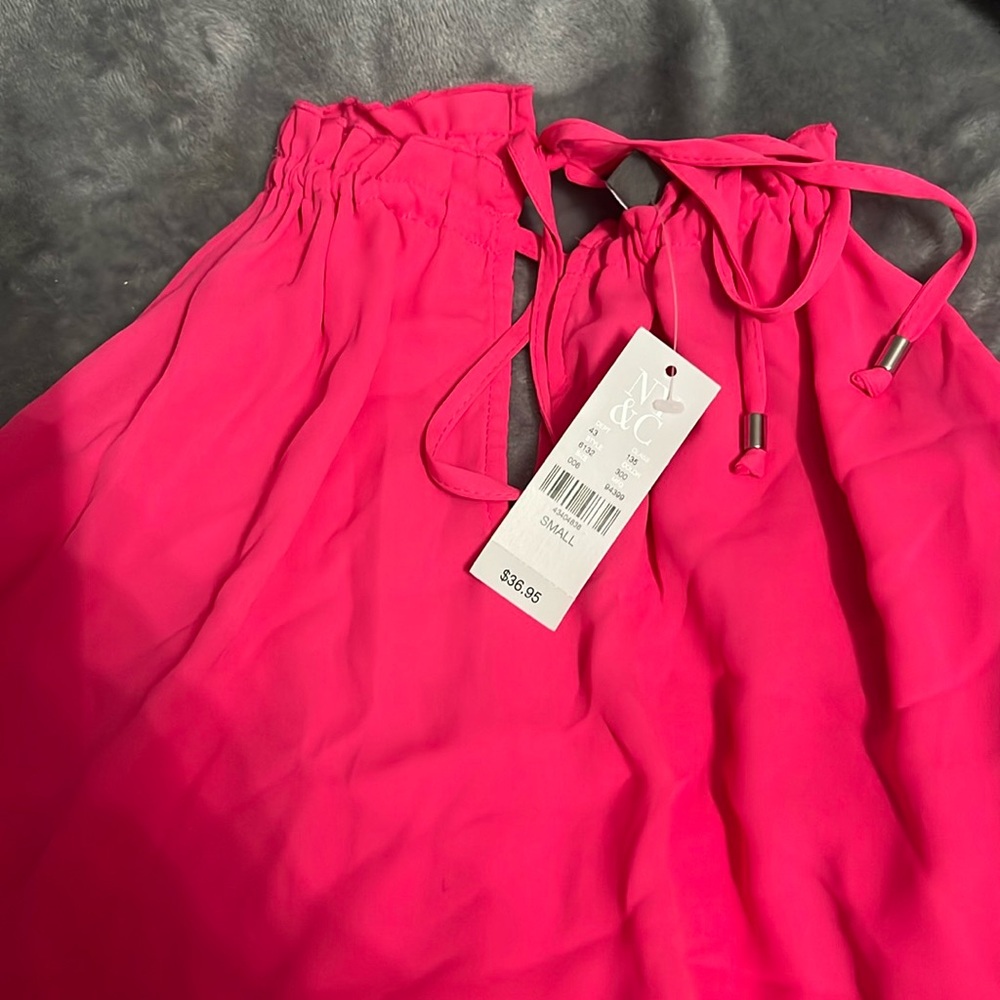 NWT, NY & company size Small v neck style neckline, silver hardware tie string